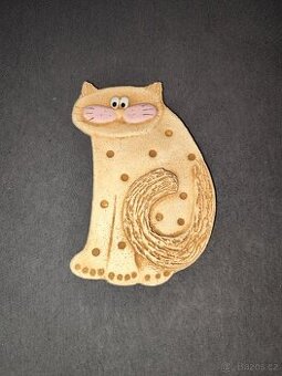 Veselá kočička z keramiky