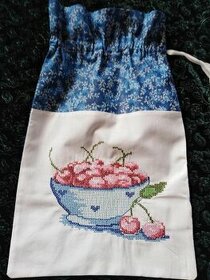 3x VĚTŠÍ VYŠÍVANÝ PYTLÍK - MÍSA PLNÁ TŘEŠNÍ - KŘÍŽKOVÝ STEH