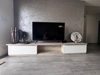 TV stolek – moderní, dřevo + bílá