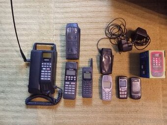 Starý, retro, mobilní telefon NOKIA