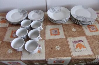 Sada talířů a sada hrnečků s podšálky , celkem 30 ks