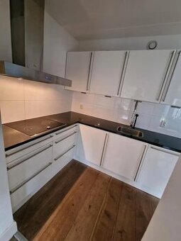 Moderní kuchyně s kamennou deskou (2802.327)