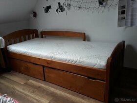 Dřevěná postel jednolůžko 90cm, 2x zábrana, 2x zásuvka - 1