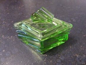 Masivní popelník ze zeleného skla s víčkem