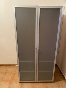 Velká šatní skříň Ikea s tyčí na ramínka a policemi