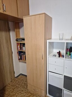 Béžová šatní skříň