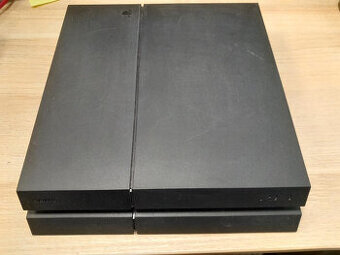 PS 4 + dva ovladače