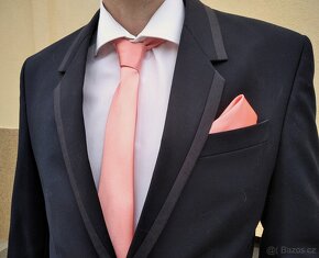 Tmavomodrý elegantní oblek