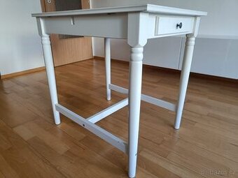 Bílý stůl IKEA