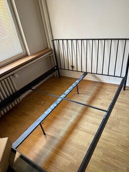 Kovový rám postele 180×200 cm – téměř nový