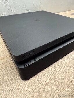 Playstation 4 Slim s ovladačem
