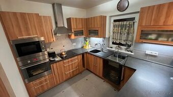 Kuchyňská linka vč. spotř. Electrolux a americké lednice