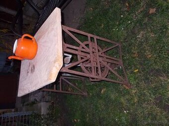 Stolek ze šicího stroje