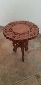 Starožitná skládací stolička z Indie