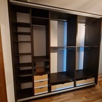 Velká šatní skříň