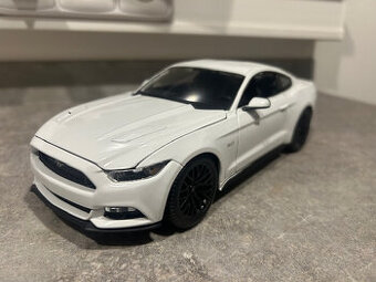 Ford Mustang GT 5.0, model 2015 měřítko 1:18, výrobce Maisto