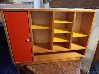 Starý  nábytek pro panenky - skříň