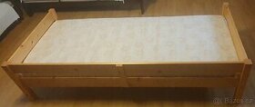 Postel z lakovaneho borovicoveho masivu