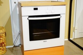 Bosch bílá vestavná trouba HBN 3520
