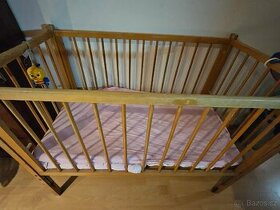 Dětská dřevěná postýlka