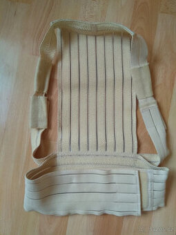 Na rovnání zad-bandáž na tah ramen dozadu účinné