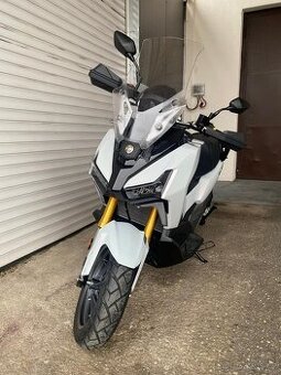 SYM - ADX TG 400 - BÍLÁ - PŘEDVÁDĚCÍ SKÚTR