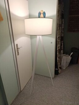 Stojací lampa bílé barvy