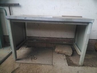 Kovový dílenský stůl