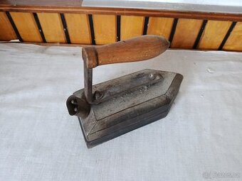 Stará elektrická žehlička