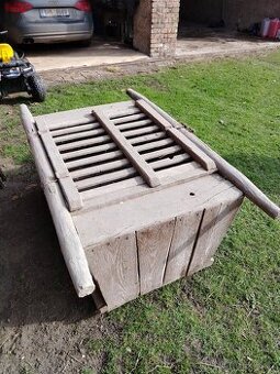 Historická přepravní bedna na zvířata