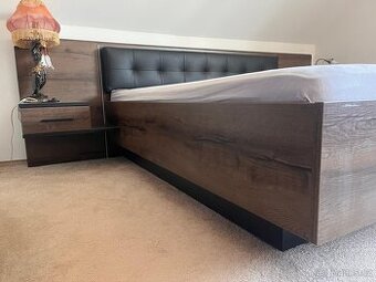 Postel s osvětlením a polstrováním z pravé kůže