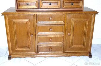 masivní třídveřová komoda s řadou šuplíků