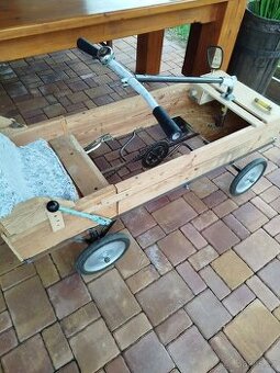 Dřevěné šlapací auto