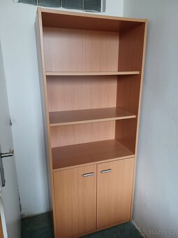 skříně a stoly