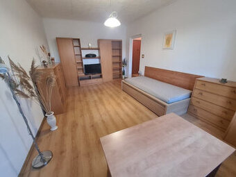 Obývací stěna,stůl a skříňka