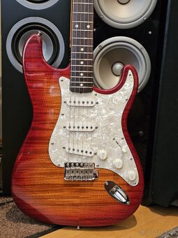 překrásný Fender Stratocaster 1994 Japan Foto flame
