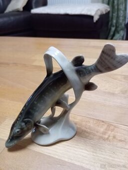 Porcelánová figurka štika