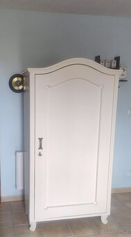 Starožitná skříň po renovaci