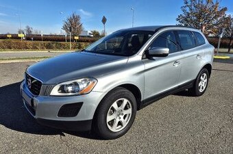 VOLVO XC60 2.4D 5 VÁLEC 4x4 MANUAL 1 MAJITELKA PARK SENZOR