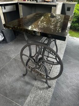 Stul ze siciho stroje s kamennou deskou