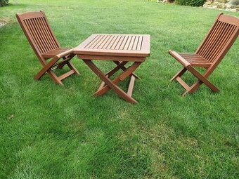 PRODÁM 2 DŘEVĚNÁ DĚTSKÁ KŘESÍLKA A STOLEČEK