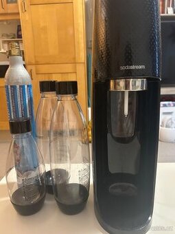 Výrobník Sodastream + láhve