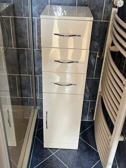 Skříňka, ideální do koupelny