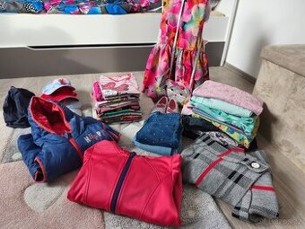 Balík oblečení pro holčičku