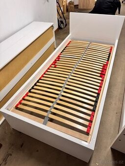 Postel s úložným prostorem