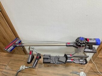 Dyson V8 Absolute s nabíječkou a příslušenstvím