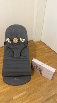 Babybjörn lehatko s drevenou hrackou