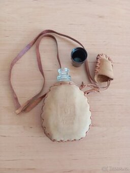 Skleněná placatka v kůži