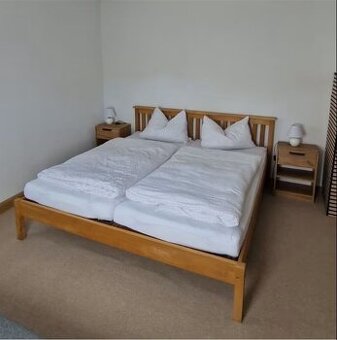 Manželská postel s matrací a rošty - 190x200 cm