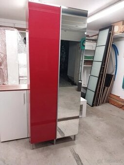 Šatní skříň poličkova , knihovna Ikea
